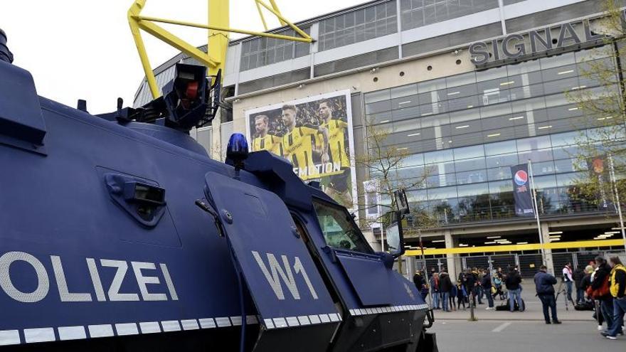 Vehículos de policía junto al Westfalenstadion, este miércoles.