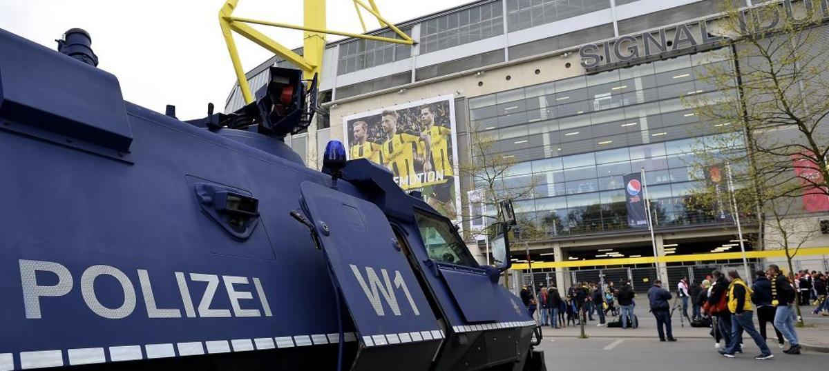 Vehículos de policía junto al Westfalenstadion, este miércoles.