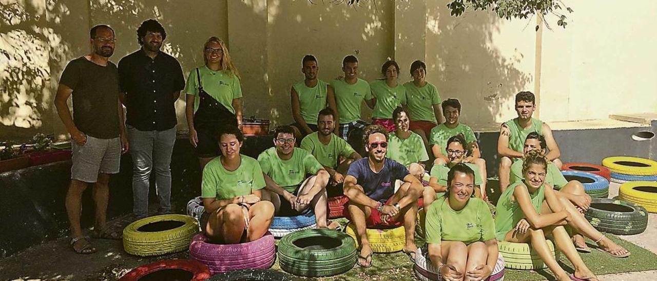 Joan Ferrà y Xavier Torrens posan junto a los voluntarios de CEIP Coll d´en Rabassa.