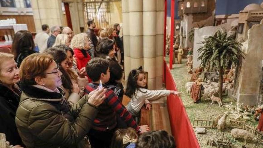 Asistentes a la inauguración del belén en San Pedro.