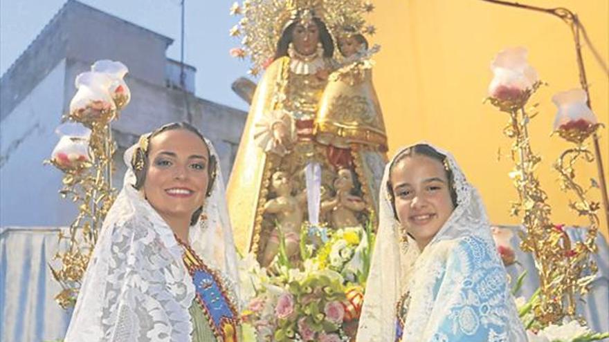 Burriana aclama a la Virgen de los Desamparados con lluvia de flores