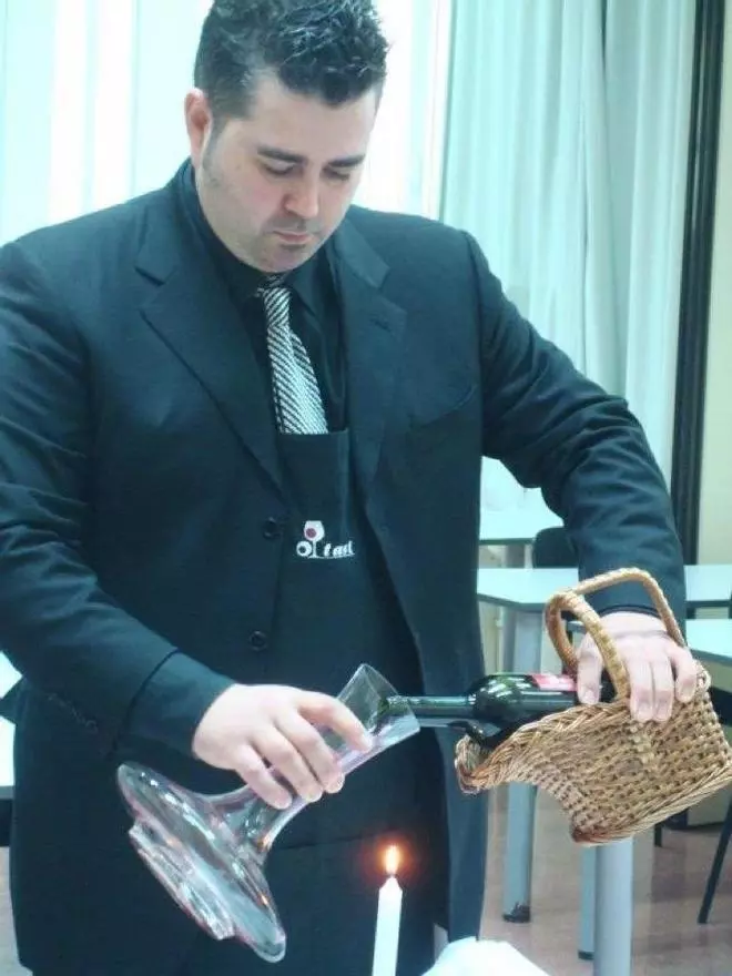 Guillermo Llopis, de Oliva, vuelve a estar entre los diez mejores sumilleres de España