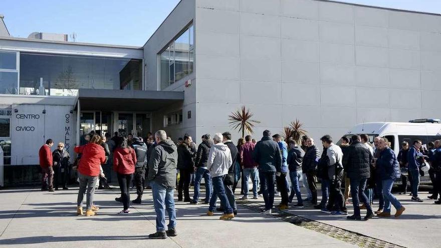 Participantes en la asamblea de la Policía Local, ayer, en el centro cívico de Os Mallos.