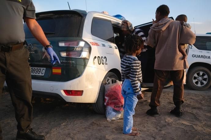 Una patera con 39 personas alcanza la costa sur ...