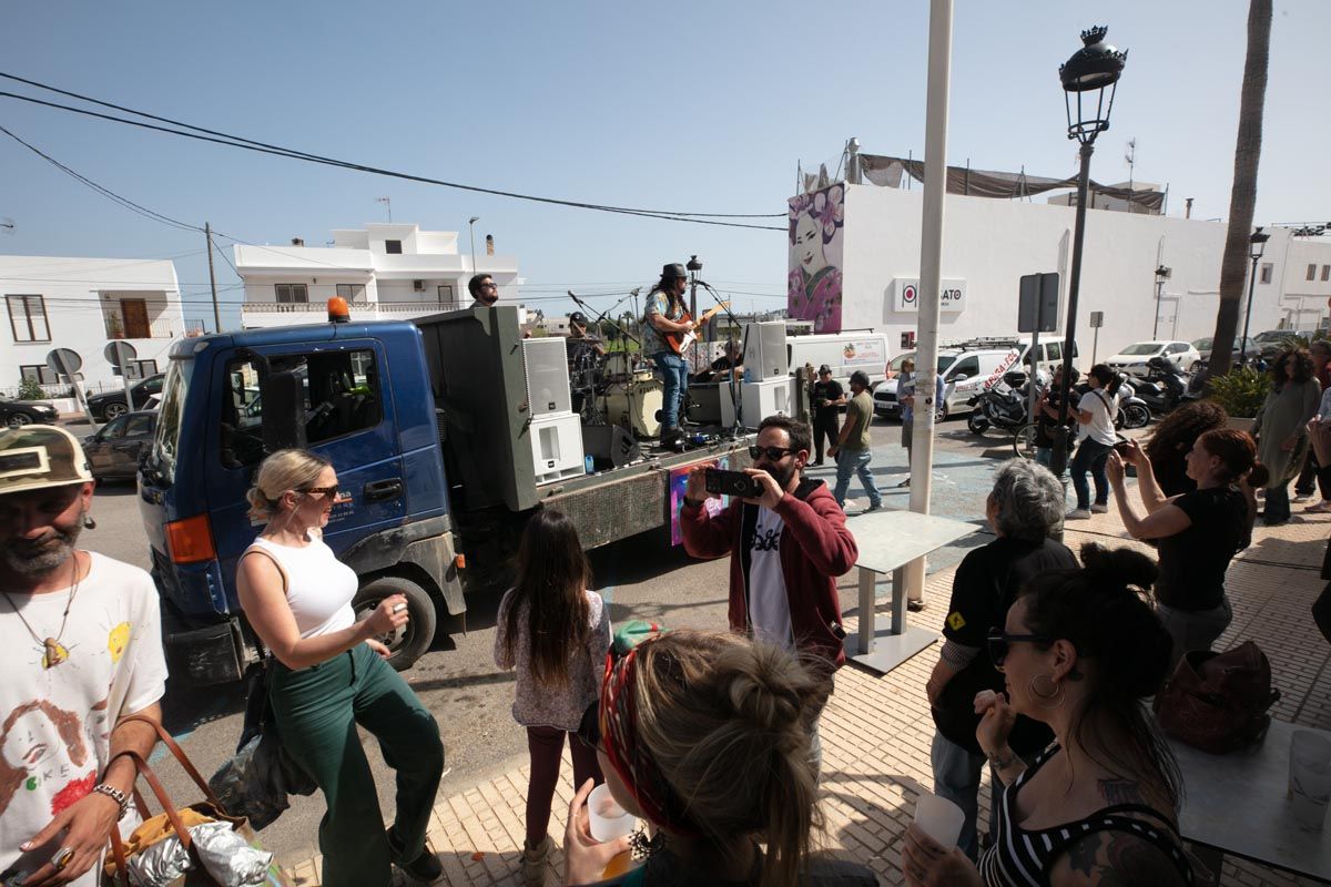 Tour ‘jordier’ de restaurantes y bares con música sobre ruedas en Ibiza