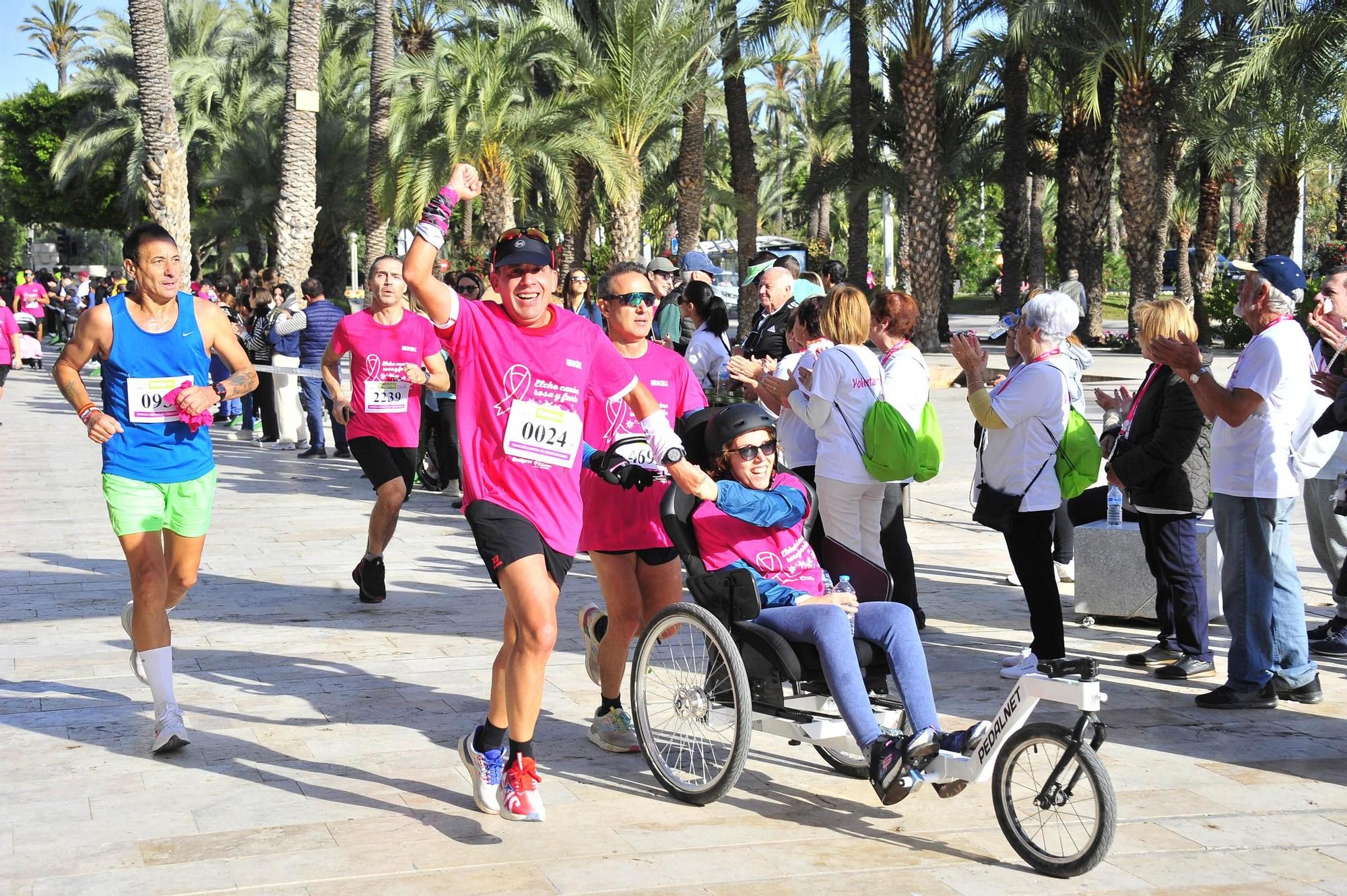 Una marea rosa imparable contra el cáncer de mama en Elche