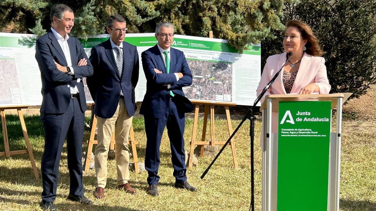 La consejera de Agricultura, Pesca, Agua y Desarrollo Rural, Carmen Crespo, durante la colocación de la primera piedra de las obras de emergencia de la conexión del tratamiento terciario de la Estación Depuradora de Aguas Residuales (EDAR) de Rincón