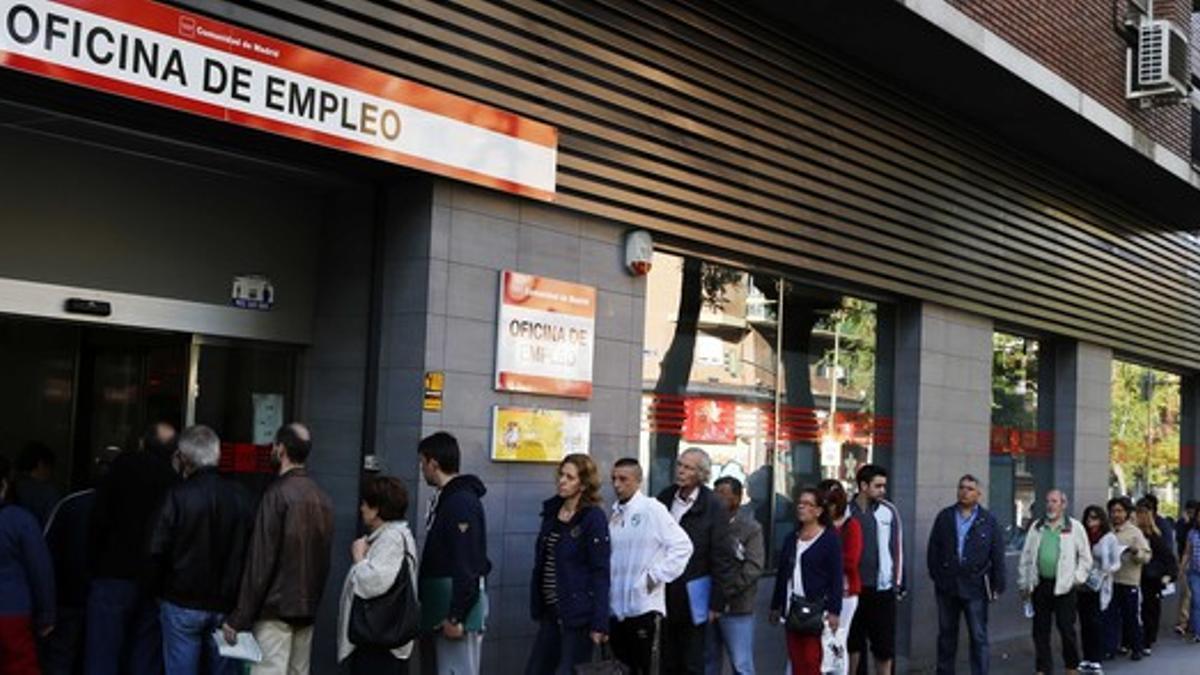 Personas ante una oficina de empleo en Madrid, el pasado mayo.