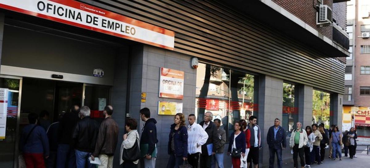 Persones davant una oficina d’ocupació a Madrid, el maig passat. Persones davant una oficina d’ocupació a Madrid, el maig passat.