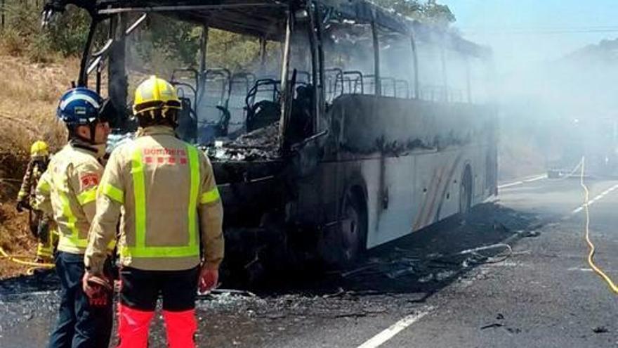 S&#039;incendia un autocar amb 46 passatgers a la carretera de Tossa