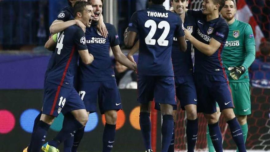 Los jugadores del Atlético celebran su clasificación tras vencer el miércoles al Barcelona.