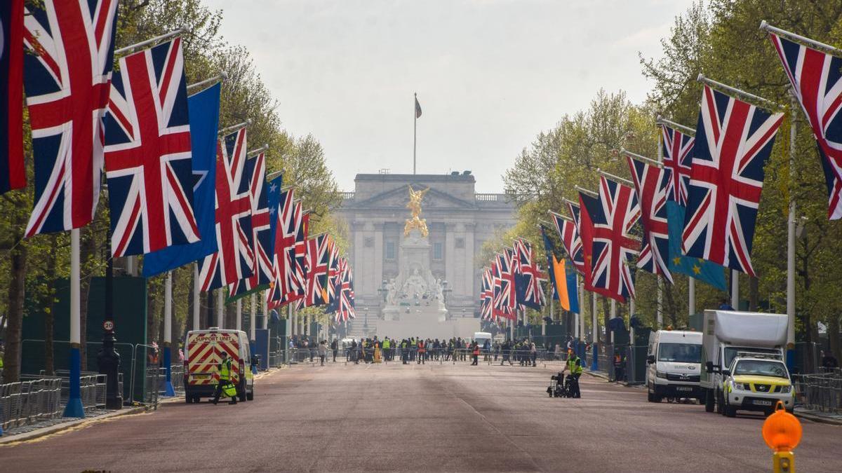 Banderas del Reino Unido y de los países de laCommonwealth decoran el Mall, con el Palacio de Buckingham, al fondo, días antes de la coronación de Carlos III. /