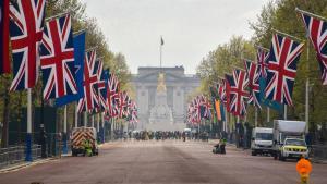 Banderas del Reino Unido y de los países de laCommonwealth decoran el Mall, con el Palacio de Buckingham, al fondo, días antes de la coronación de Carlos III. 