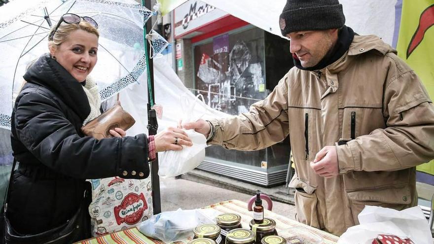 Susana Rodríguez paga la compra a César Alonso.