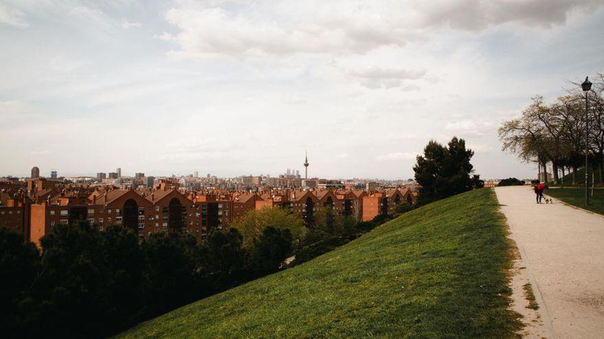 El pirulí, visto desde una de las 'tetas'.
