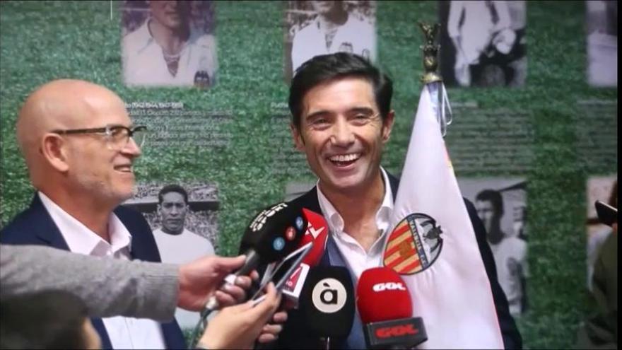 Marcelino García Toral, emocionado al recibir la réplica de la bandera fundacional del Valencia CF