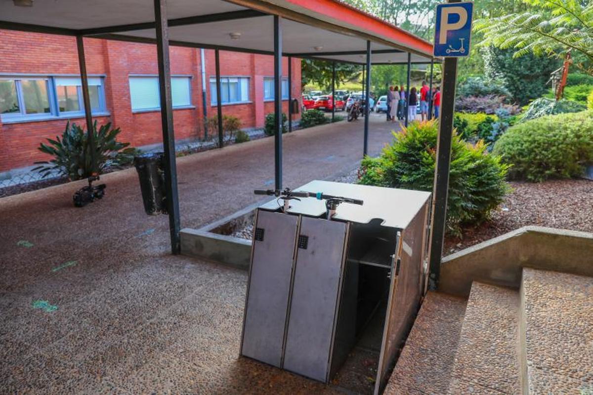 Estación de carga de patines eléctricos. |   // IÑAKI ABELLA