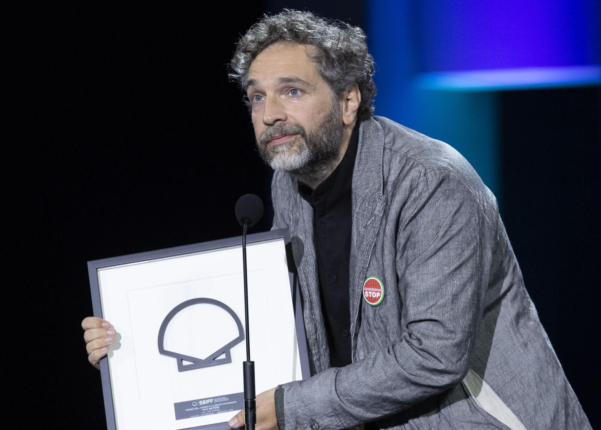 SAN SEBASTIÁN, 27/09/2025.- El director de fotografía, Pau Esteve, tras recibir el Premio a la Mejor Fotografía por 'Los tigres', este sábado en la gala de clausura del 73 Festival Internacional de Cine de San Sebastián. EFE/ Javier Etxezarreta