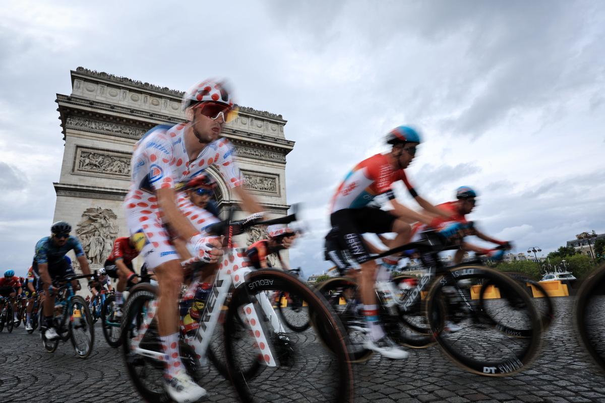 Combloux (France), 23/07/2023.- Polka Dot Jersey best climber Italian rider Giulio Ciccone of team Lidl-Trek rides past the Arc de Triomphe during the 21st and final stage of the Tour de France 2023 over 115kms from Saint-Quentin-en-Yvelines to Paris Champs-Elysee, France, 23 July 2023. (Ciclismo, Francia) EFE/EPA/CHRISTOPHE PETIT TESSON