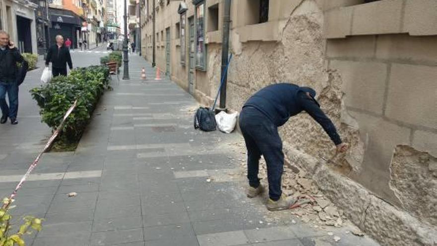 Un operario trabaja en la reconstrucción de la fachada.