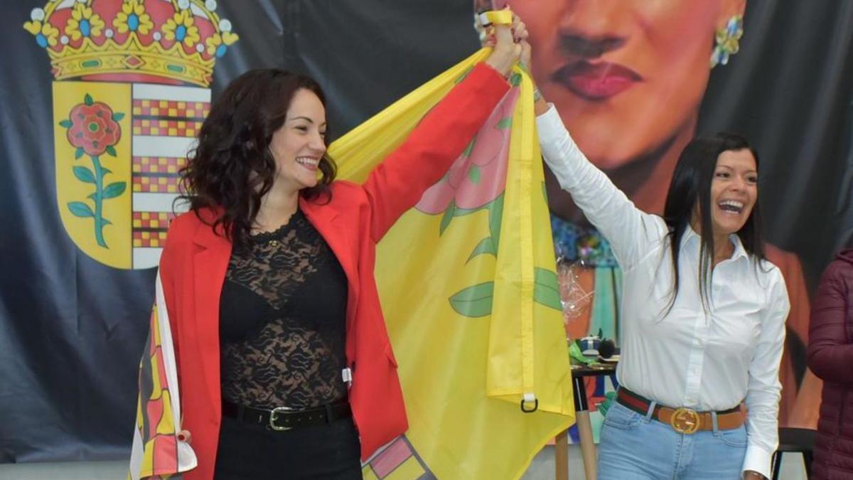 Patricia Martínez, con la bandera de Mos, junto a la alcaldesa.