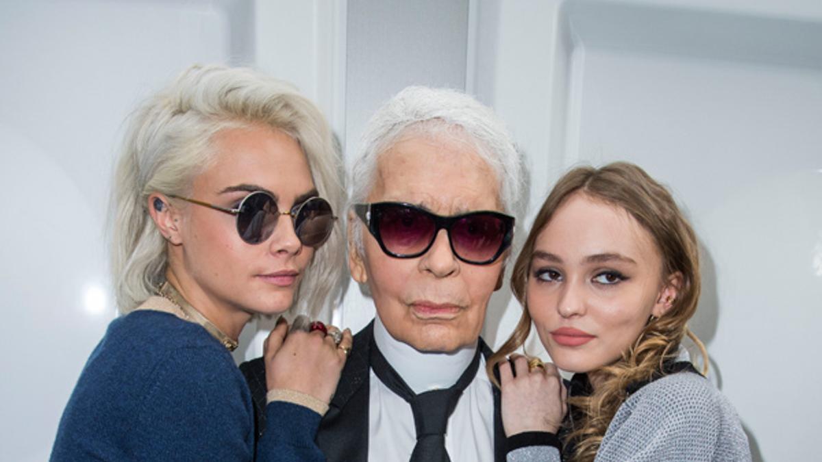 Chanel otoño-invierno 2017/2018: Cara Delevingne, Karl Lagerfeld y Lily-Rose Depp