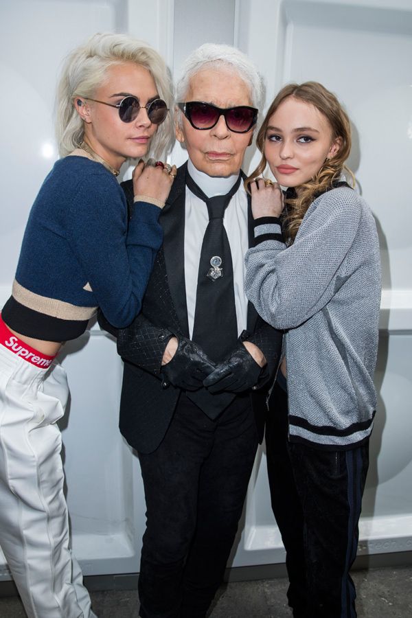 Chanel otoño-invierno 2017/2018: Cara Delevingne, Karl Lagerfeld y Lily-Rose Depp