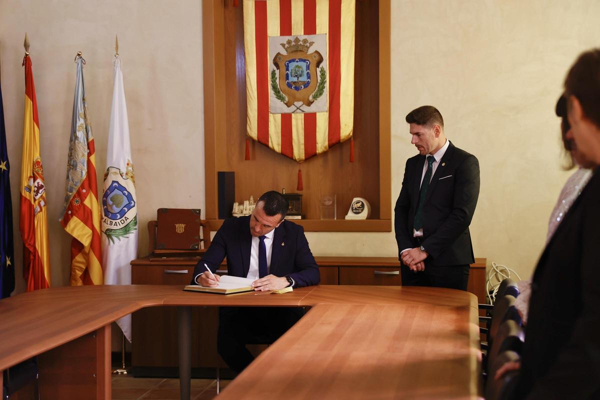 Vicent Mompó estampa su firma en el libro de honor del Ayuntamiento de Albaida.