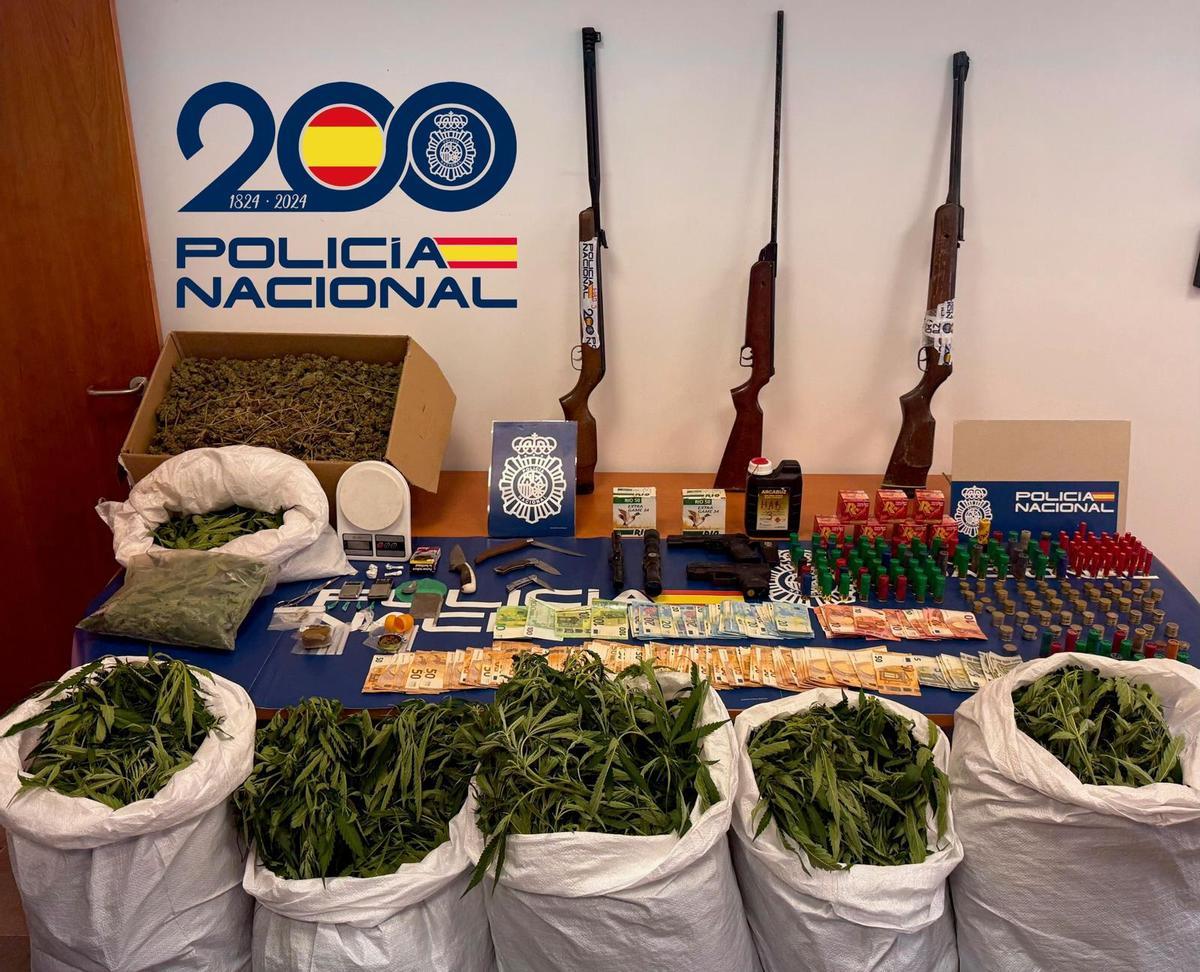 Armas y droga decomisadas en la operación George contra el tráfico de drogas en Coria del Río