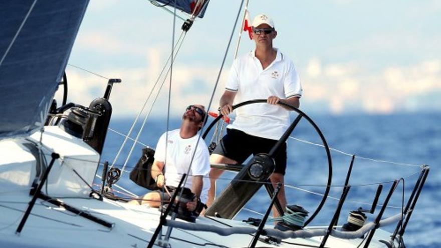 Felipe VI navega en la Copa del Rey de Vela