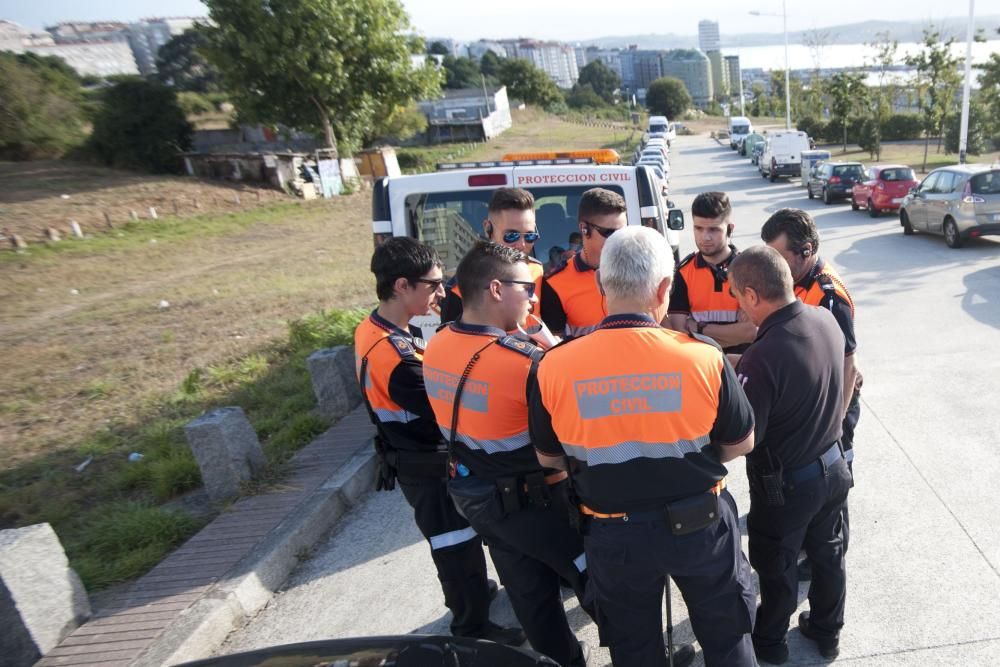 Agentes del Cuerpo Nacional de Policía, miembros de Protección Civil y voluntarios efectuan una batida por la zona de Eirís para intentar localizar restos de José Luis Fernández Ibáñez.