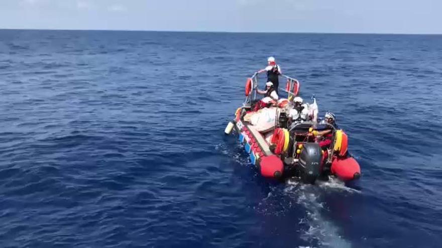 Hasta cinco barcos civiles pasaron de largo al ver a los inmigrantes del Aquarius a la deriva