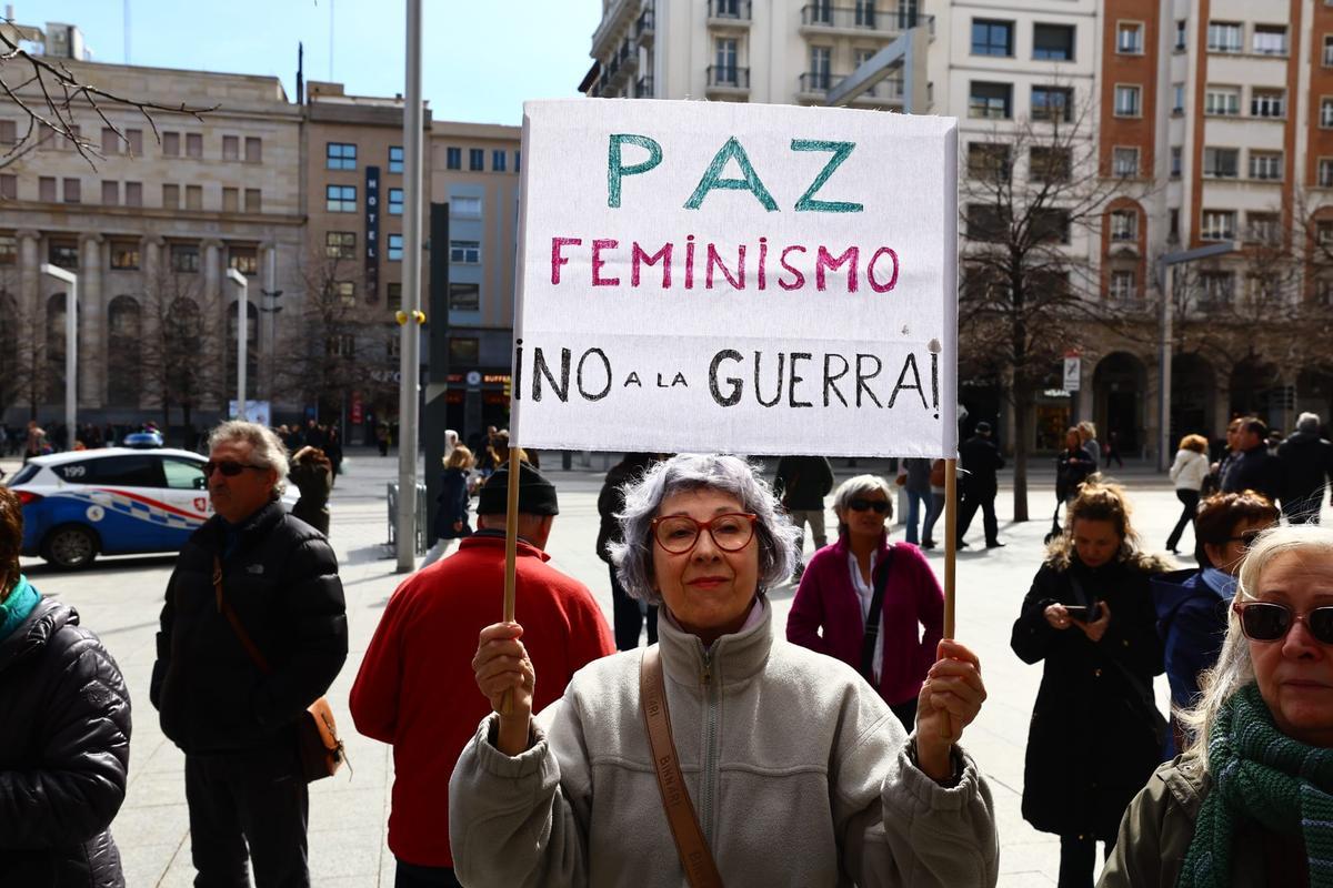 Concentración en Zaragoza contra la guerra de Oriente Medio. - El ...