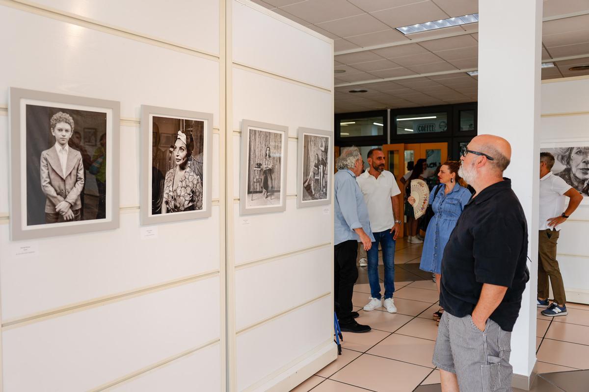 Javier Cámara contempla sus fotografías en la exposición