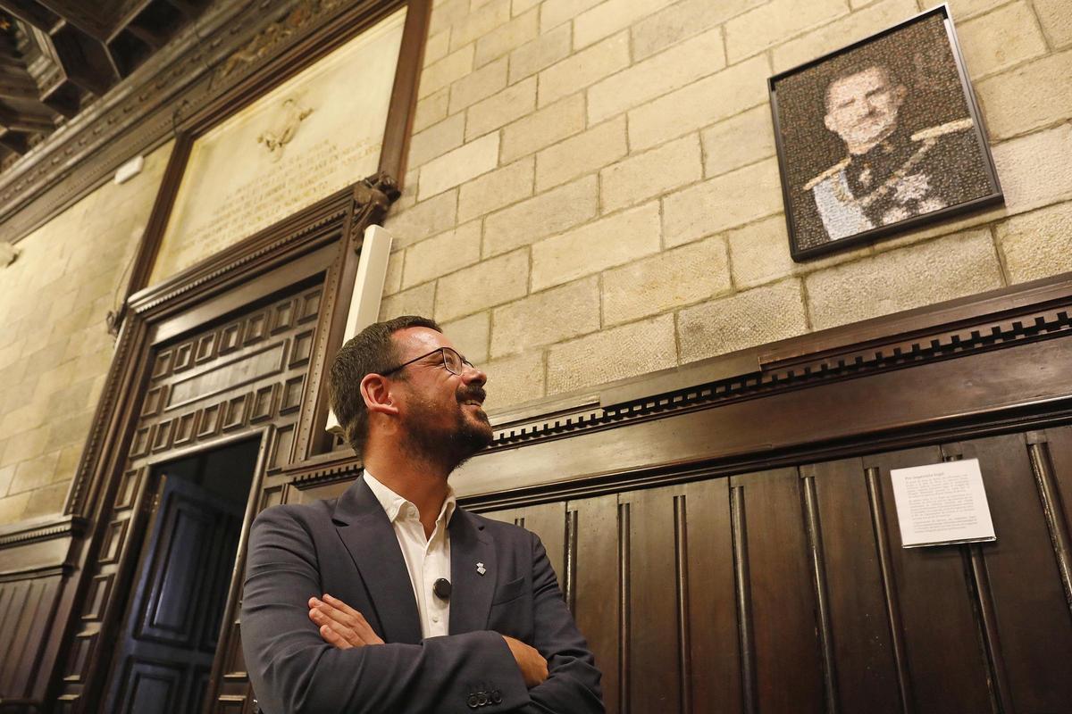 Lluc Salellas al costat del retrat del Rei Felip VI que es va col·locar al Saló de Plens.
