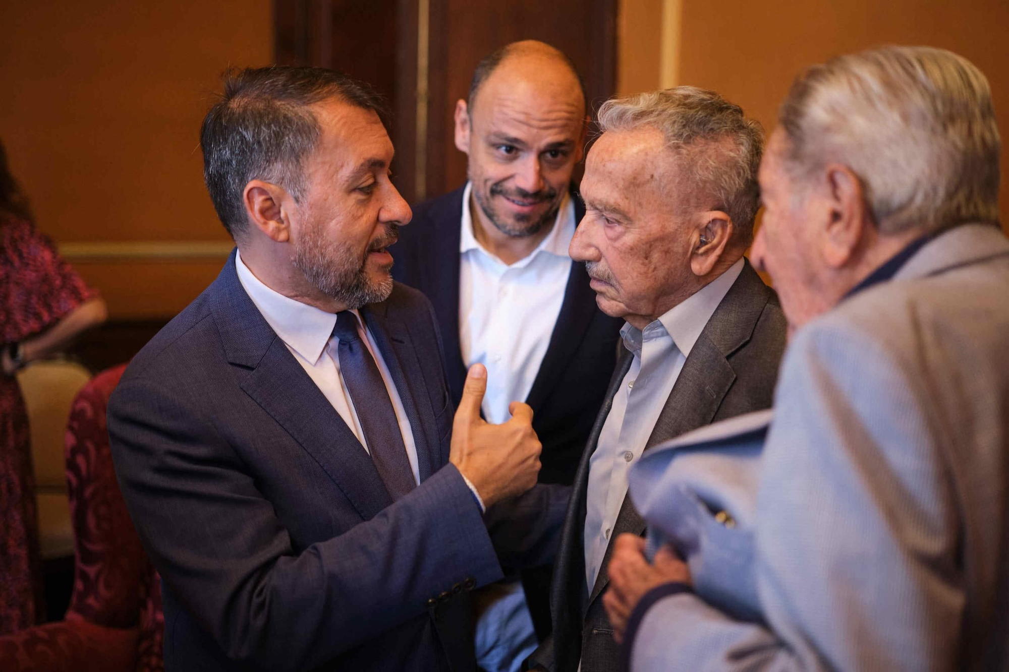 Homanaje a Juan Viñas en el Ayuntamiento de Santa Cruz