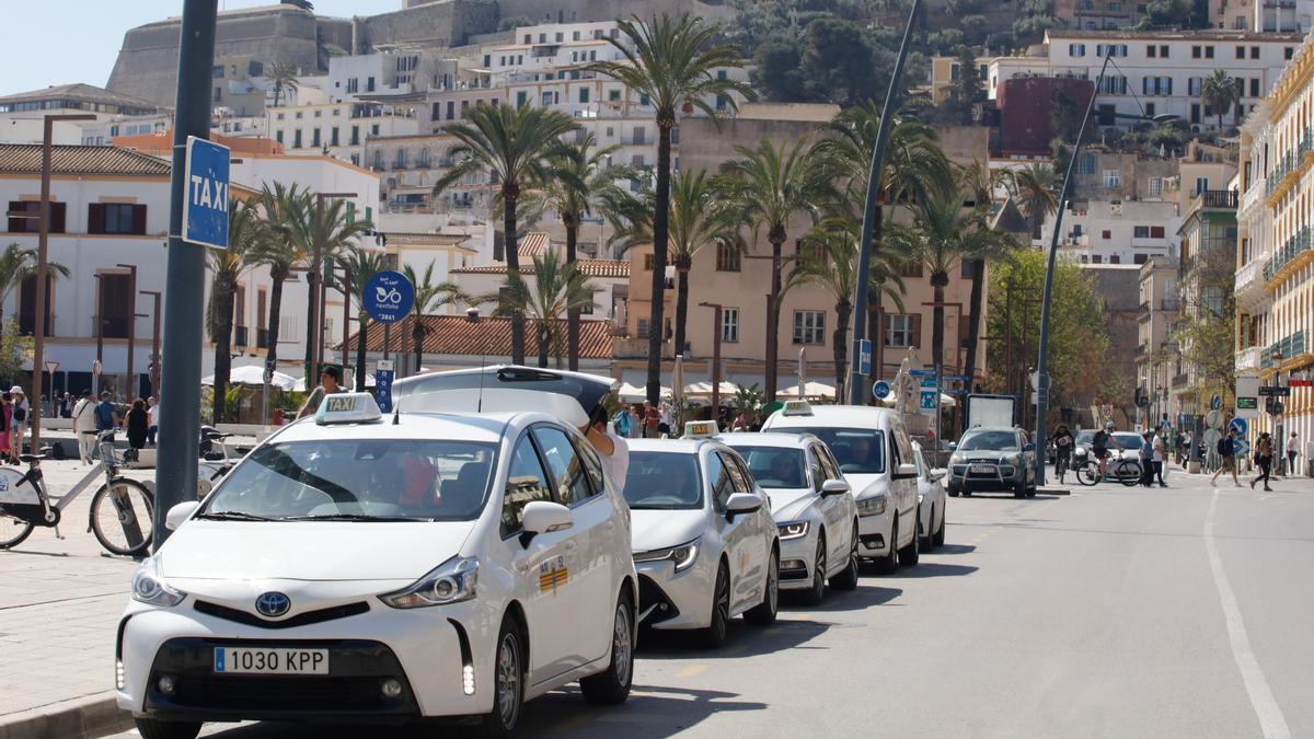 Taxis estacionados en la parada del puerto de Ibiza en una imagen de archivo.