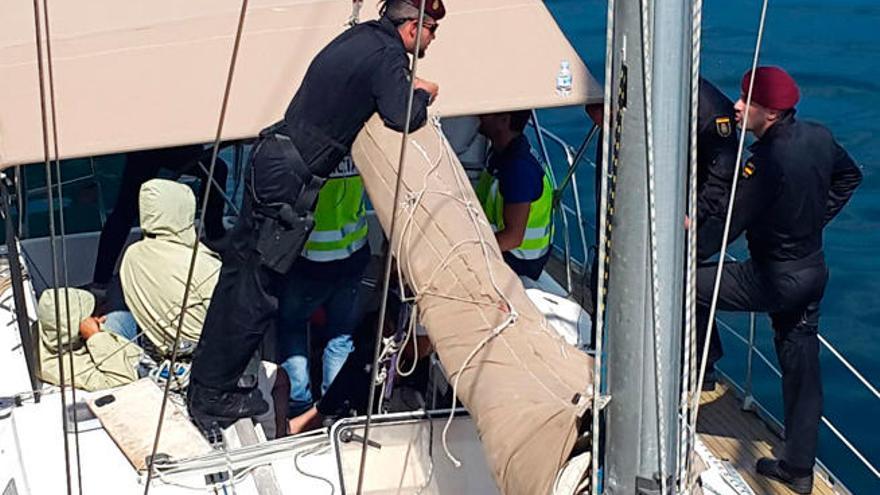 Registro del &#039;narcovelero&#039; atracado en el puerto de Vigo.