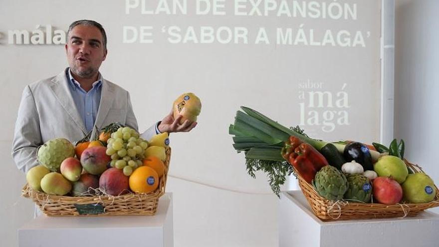 Elías Bendodo, con productos malagueños.