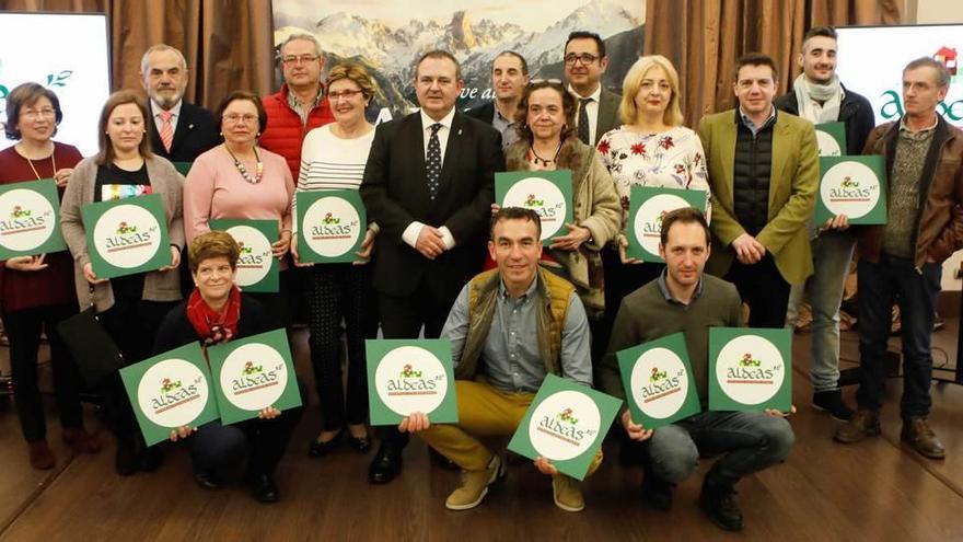 Isaac Pola, de pie, séptimo por la izquierda, con representantes de los establecimientos acreditados desde ayer.