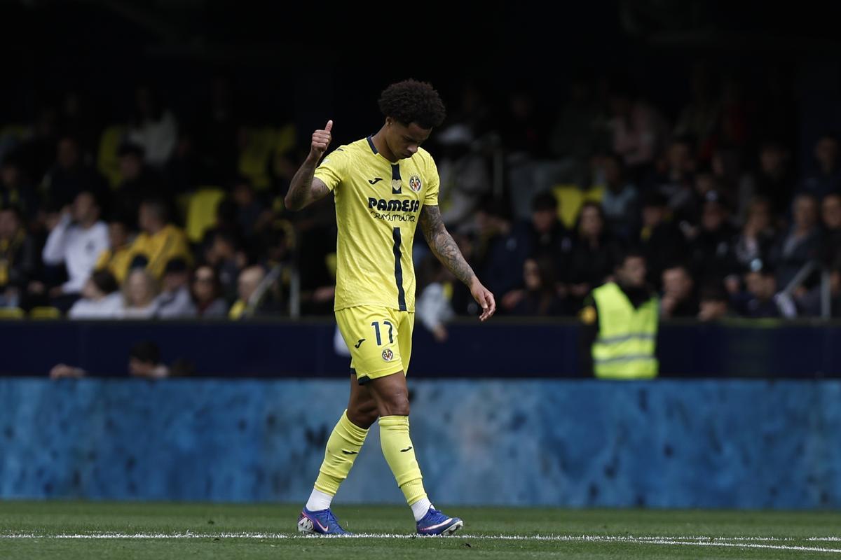 Tajon Buchanan celebra el primer gol del Villarreal ante el Elche.