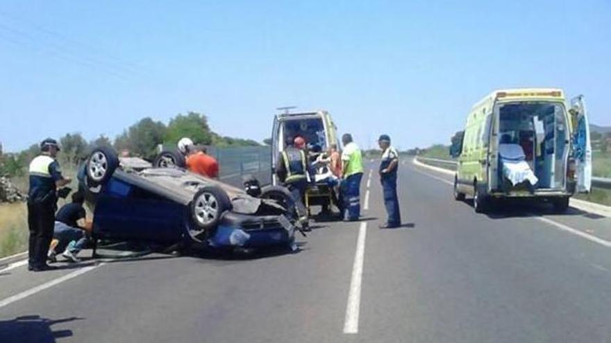 Herida una mujer tras volcar su coche en Totana