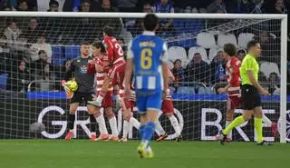 Un Dépor estéril cae ante el Granada en Riazor (0-2)