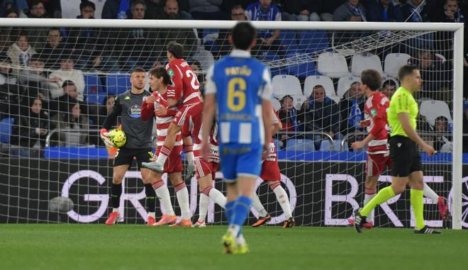 Un Dépor estéril cae ante el Granada en Riazor (0-2)