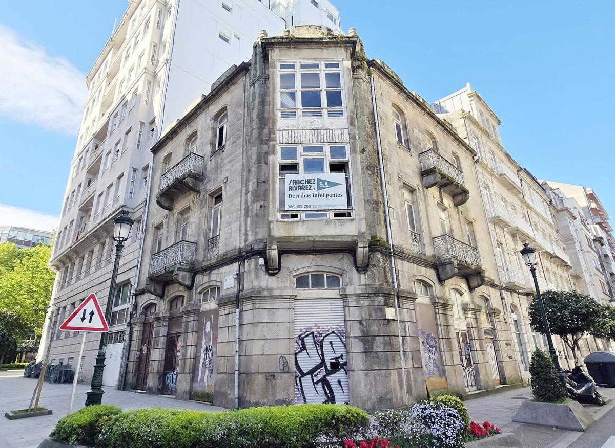 Edificio situado en la confluencia de Pablo Morillo y Luis Taboada, que se rehabilitará íntegramente.