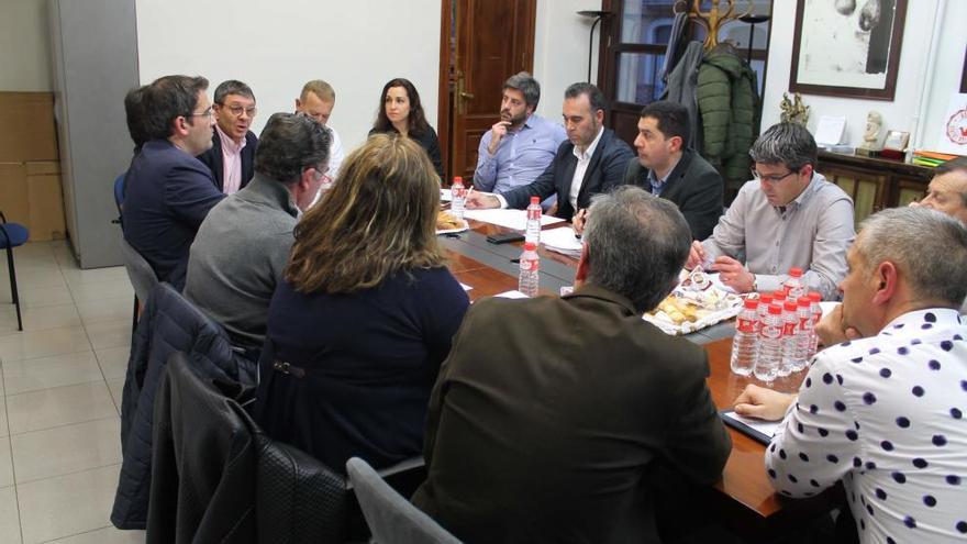 Imagen de la reunión celebrada ayer en el Ayuntamiento de Alcoy