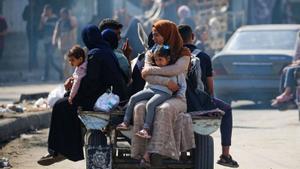 Desplaçats palestins a Rafah, ahir. | AFP