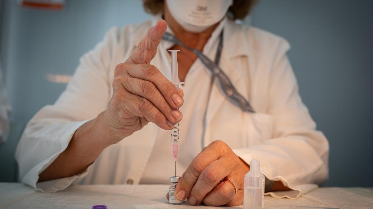 Una infermera prepara la vacuna Pfizer-BioNtech