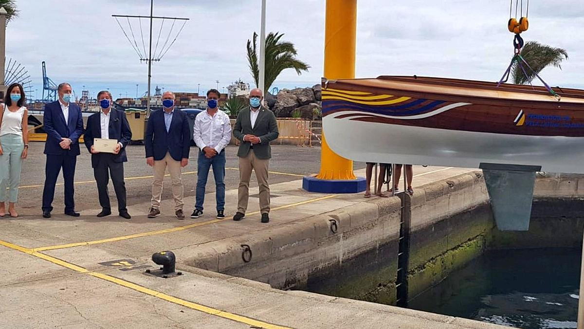 Representantes del Ayuntamiento y de la Escuela de Vela Latina.