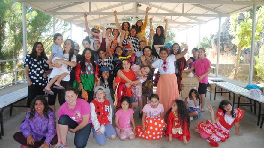 El mercadillo de Las Azules ayuda a llevar a las niñas de campamento